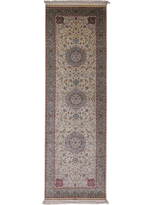 Sehr feiner, handgeknüpfter Khademi Orientteppich mit Hereke Design aus Seide, weiß, creme, blau. 248x79 cm. Vertrieb durch Jupiter Intl.