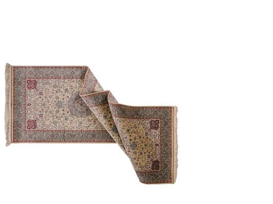 Sehr feiner, handgeknüpfter Khademi Orientteppich mit Hereke Design aus Seide, weiß, creme, blau. 248x79 cm. Vertrieb durch Jupiter Intl.