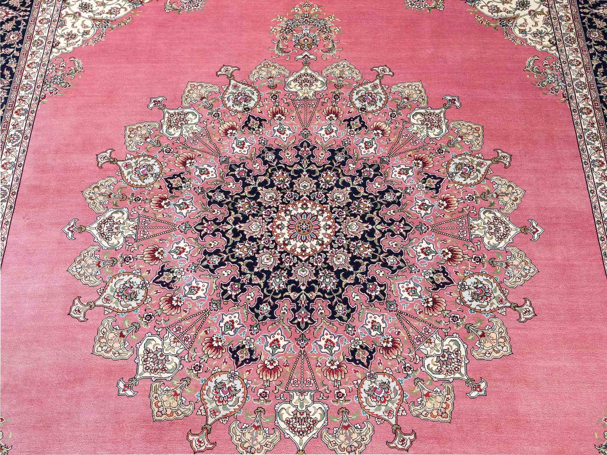 Sehr feiner, handgeknüpfter Khademi Orientteppich mit Hereke Design aus reiner Seide, rosa, blau. 249x171 cm. Vertrieb durch Jupiter Intl.