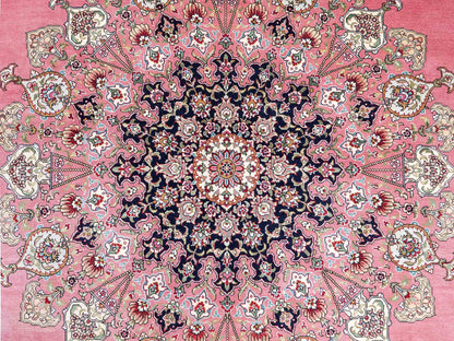 Sehr feiner, handgeknüpfter Khademi Orientteppich mit Hereke Design aus reiner Seide, rosa, blau. 249x171 cm. Vertrieb durch Jupiter Intl.