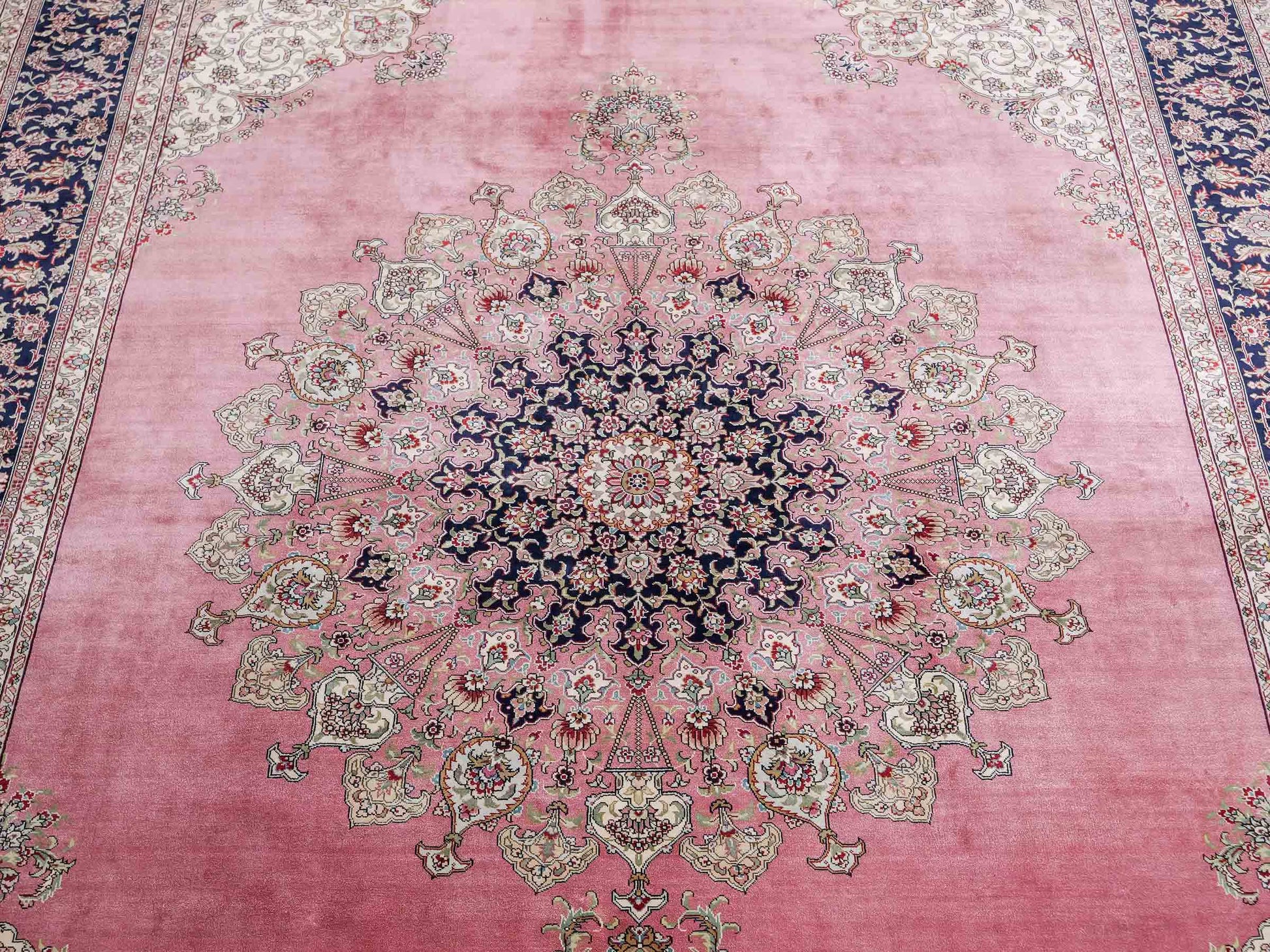 Sehr feiner, handgeknüpfter Khademi Orientteppich mit Hereke Design aus reiner Seide, rosa, blau. 249x171 cm. Vertrieb durch Jupiter Intl.
