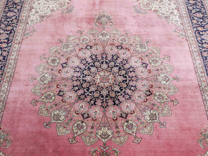 Sehr feiner, handgeknüpfter Khademi Orientteppich mit Hereke Design aus reiner Seide, rosa, blau. 249x171 cm. Vertrieb durch Jupiter Intl.