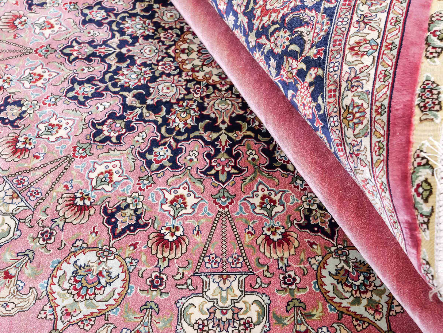 Sehr feiner, handgeknüpfter Khademi Orientteppich mit Hereke Design aus reiner Seide, rosa, blau. 249x171 cm. Vertrieb durch Jupiter Intl.