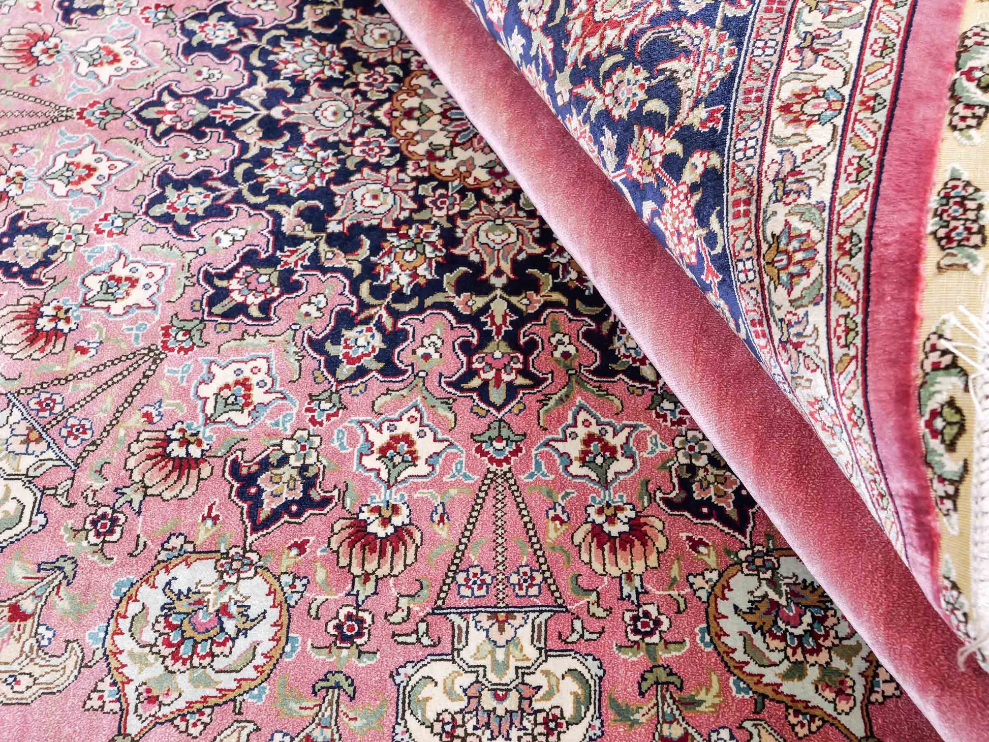 Sehr feiner, handgeknüpfter Khademi Orientteppich mit Hereke Design aus reiner Seide, rosa, blau. 249x171 cm. Vertrieb durch Jupiter Intl.