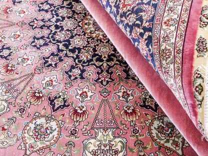 Sehr feiner, handgeknüpfter Khademi Orientteppich mit Hereke Design aus reiner Seide, rosa, blau. 249x171 cm. Vertrieb durch Jupiter Intl.