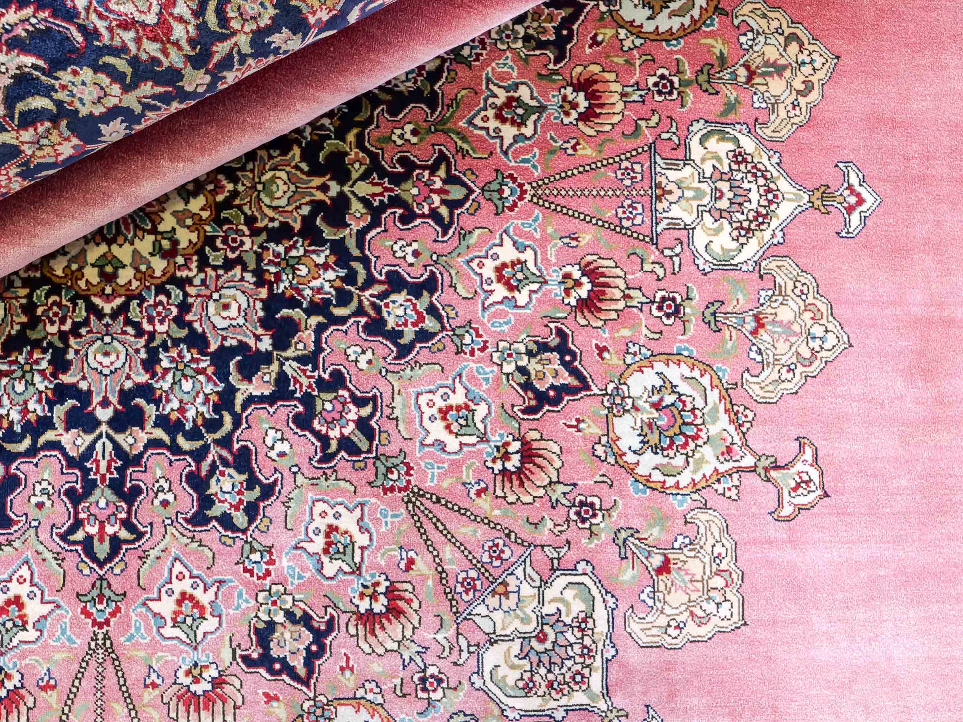 Sehr feiner, handgeknüpfter Khademi Orientteppich mit Hereke Design aus reiner Seide, rosa, blau. 249x171 cm. Vertrieb durch Jupiter Intl.