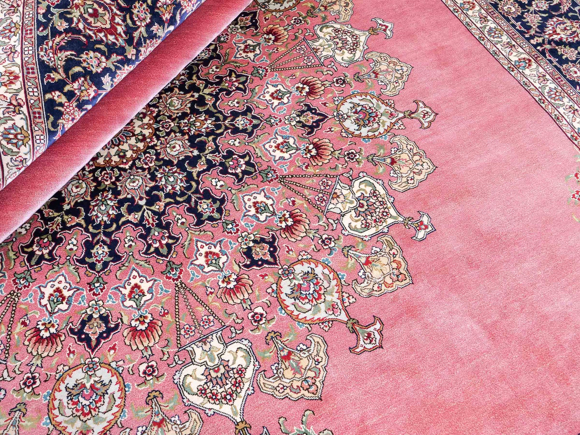 Sehr feiner, handgeknüpfter Khademi Orientteppich mit Hereke Design aus reiner Seide, rosa, blau. 249x171 cm. Vertrieb durch Jupiter Intl.