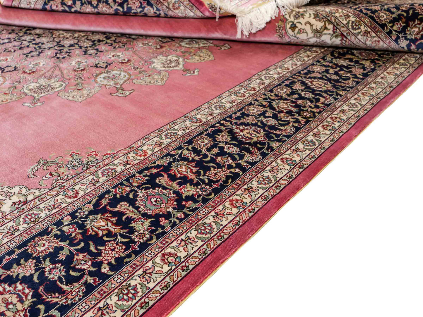 Sehr feiner, handgeknüpfter Khademi Orientteppich mit Hereke Design aus reiner Seide, rosa, blau. 249x171 cm. Vertrieb durch Jupiter Intl.
