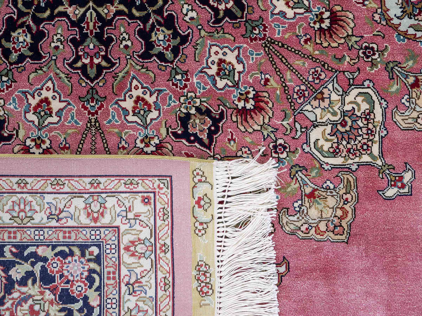 Sehr feiner, handgeknüpfter Khademi Orientteppich mit Hereke Design aus reiner Seide, rosa, blau. 249x171 cm. Vertrieb durch Jupiter Intl.