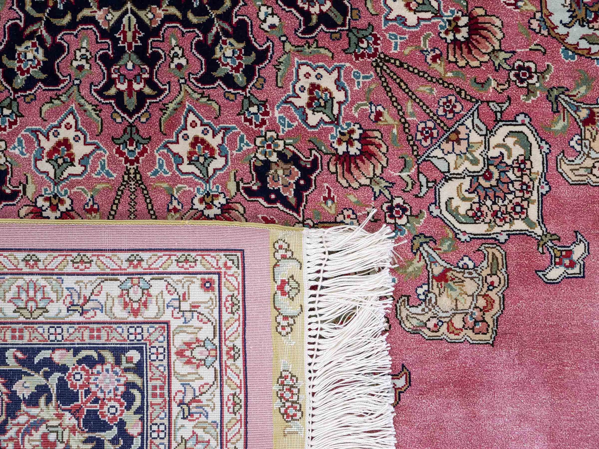 Sehr feiner, handgeknüpfter Khademi Orientteppich mit Hereke Design aus reiner Seide, rosa, blau. 249x171 cm. Vertrieb durch Jupiter Intl.