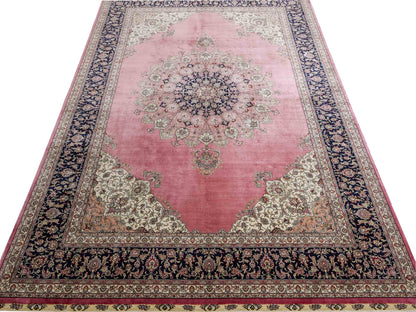 Sehr feiner, handgeknüpfter Khademi Orientteppich mit Hereke Design aus reiner Seide, rosa, blau. 249x171 cm. Vertrieb durch Jupiter Intl.