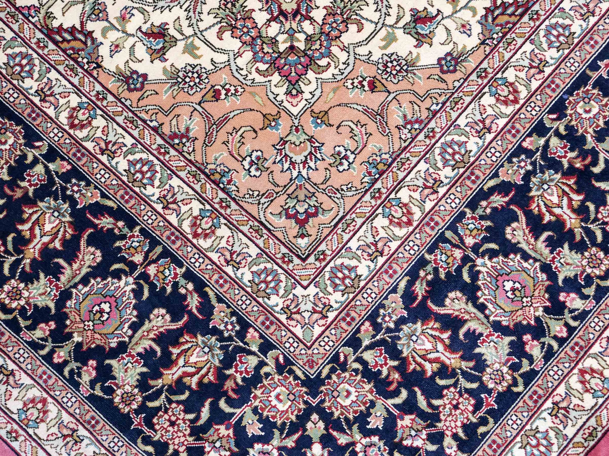Sehr feiner, handgeknüpfter Khademi Orientteppich mit Hereke Design aus reiner Seide, rosa, blau. 249x171 cm. Vertrieb durch Jupiter Intl.