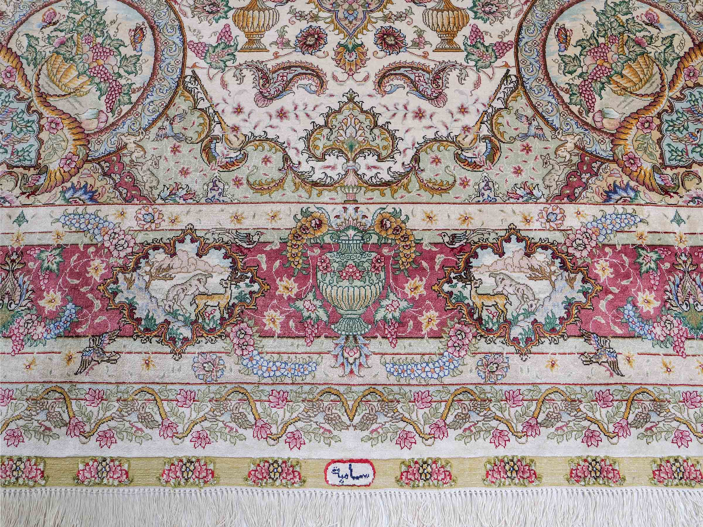 Sehr feiner, handgeknüpfter Khademi Orientteppich mit Hereke Design aus reiner Seide, creme, rosa, weiß. 276x189 cm. Vertrieb durch Jupiter Intl.