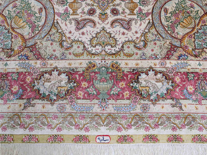 Sehr feiner, handgeknüpfter Khademi Orientteppich mit Hereke Design aus reiner Seide, creme, rosa, weiß. 276x189 cm. Vertrieb durch Jupiter Intl.