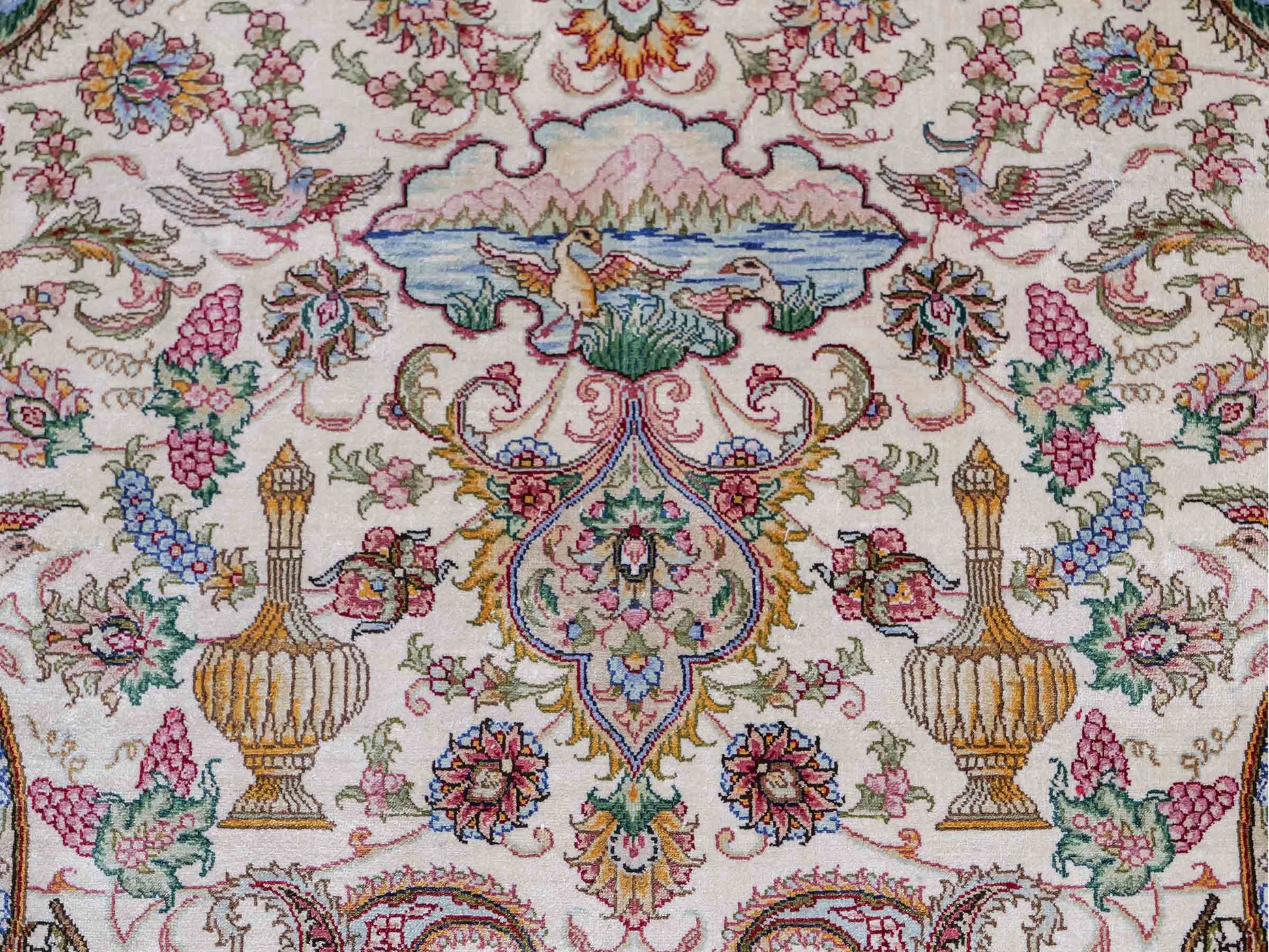 Sehr feiner, handgeknüpfter Khademi Orientteppich mit Hereke Design aus reiner Seide, creme, rosa, weiß. 276x189 cm. Vertrieb durch Jupiter Intl.