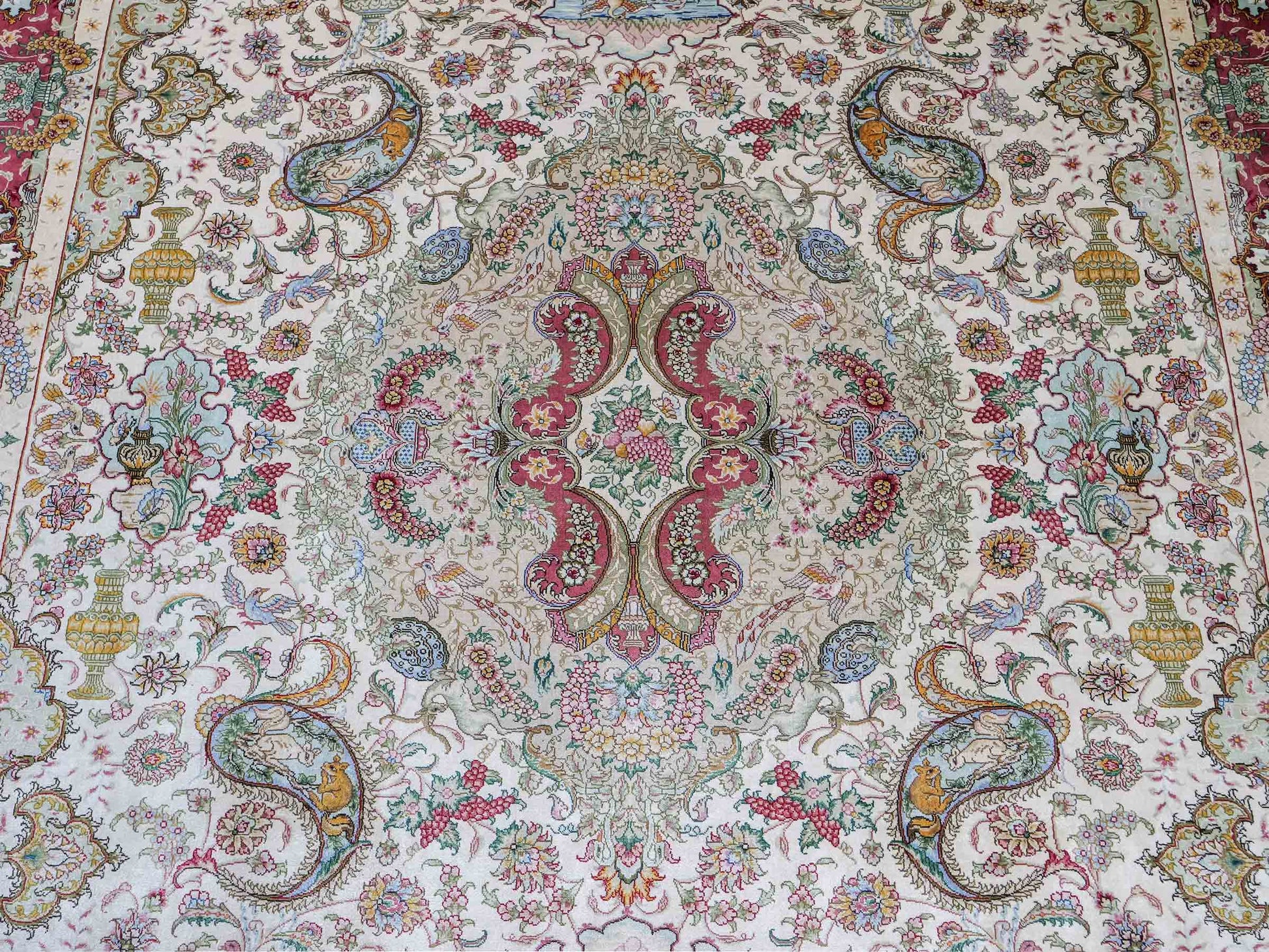 Sehr feiner, handgeknüpfter Khademi Orientteppich mit Hereke Design aus reiner Seide, creme, rosa, weiß. 276x189 cm. Vertrieb durch Jupiter Intl.