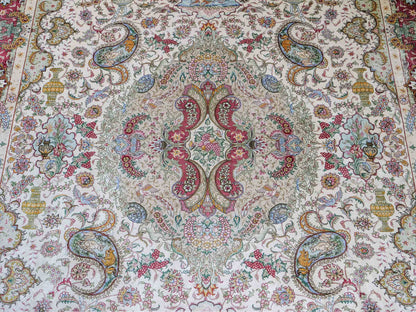 Sehr feiner, handgeknüpfter Khademi Orientteppich mit Hereke Design aus reiner Seide, creme, rosa, weiß. 276x189 cm. Vertrieb durch Jupiter Intl.