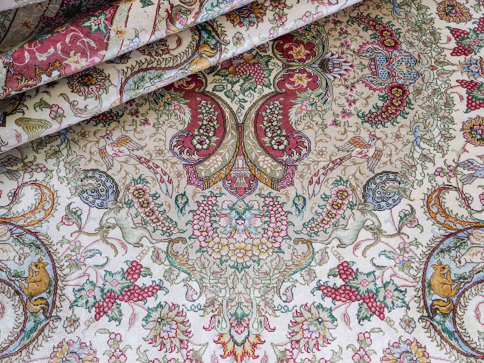 Sehr feiner, handgeknüpfter Khademi Orientteppich mit Hereke Design aus reiner Seide, creme, rosa, weiß. 276x189 cm. Vertrieb durch Jupiter Intl.