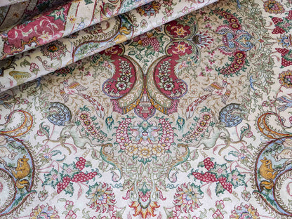 Sehr feiner, handgeknüpfter Khademi Orientteppich mit Hereke Design aus reiner Seide, creme, rosa, weiß. 276x189 cm. Vertrieb durch Jupiter Intl.