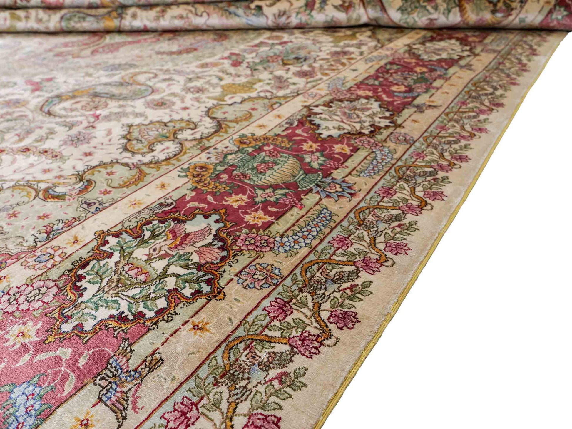 Sehr feiner, handgeknüpfter Khademi Orientteppich mit Hereke Design aus reiner Seide, creme, rosa, weiß. 276x189 cm. Vertrieb durch Jupiter Intl.