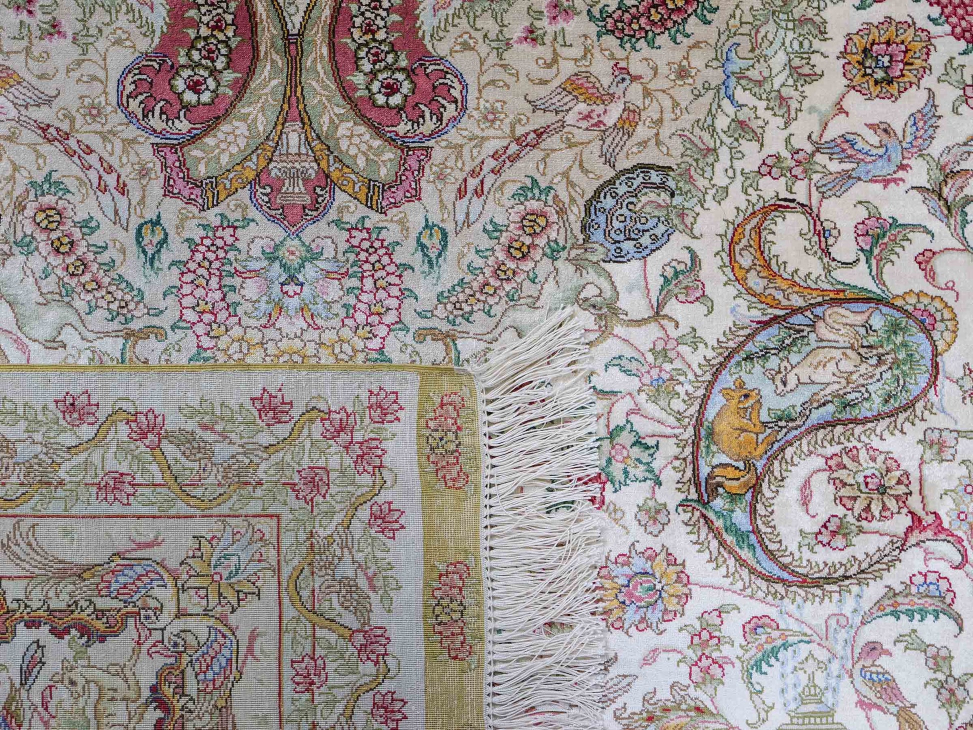 Sehr feiner, handgeknüpfter Khademi Orientteppich mit Hereke Design aus reiner Seide, creme, rosa, weiß. 276x189 cm. Vertrieb durch Jupiter Intl.