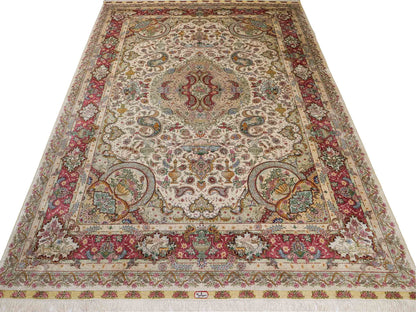 Sehr feiner, handgeknüpfter Khademi Orientteppich mit Hereke Design aus reiner Seide, creme, rosa, weiß. 276x189 cm. Vertrieb durch Jupiter Intl.