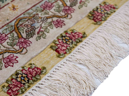 Sehr feiner, handgeknüpfter Khademi Orientteppich mit Hereke Design aus reiner Seide, creme, rosa, weiß. 276x189 cm. Vertrieb durch Jupiter Intl.