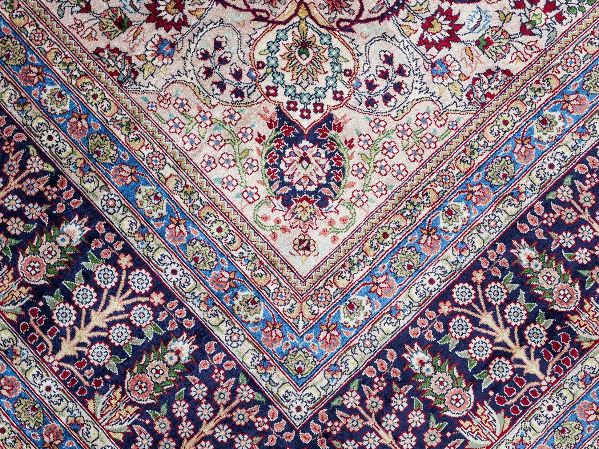 Sehr feiner, handgeknüpfter Khademi Orientteppich mit Hereke Design aus reiner Seide, weiß, blau. 277x184 cm. Vertrieb durch Jupiter Intl.