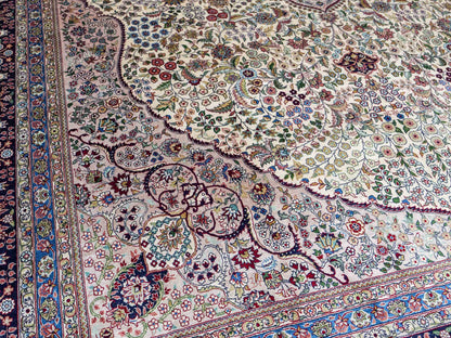 Sehr feiner, handgeknüpfter Khademi Orientteppich mit Hereke Design aus reiner Seide, weiß, blau. 277x184 cm. Vertrieb durch Jupiter Intl.