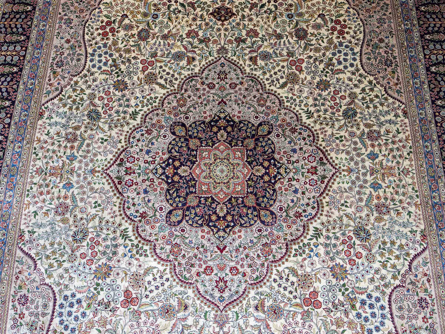Sehr feiner, handgeknüpfter Khademi Orientteppich mit Hereke Design aus reiner Seide, weiß, blau. 277x184 cm. Vertrieb durch Jupiter Intl.