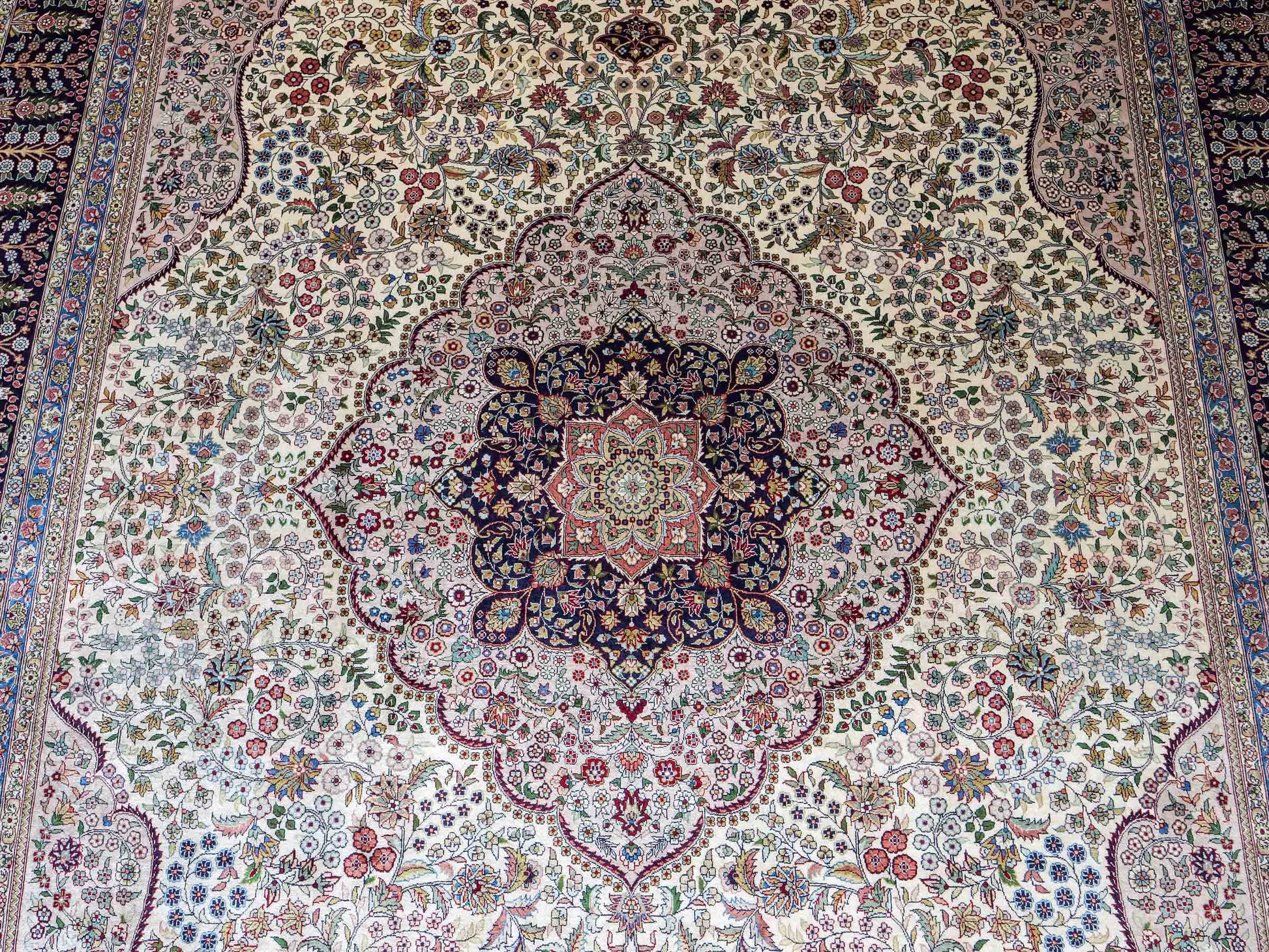 Sehr feiner, handgeknüpfter Khademi Orientteppich mit Hereke Design aus reiner Seide, weiß, blau. 277x184 cm. Vertrieb durch Jupiter Intl.
