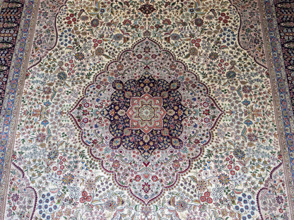 Sehr feiner, handgeknüpfter Khademi Orientteppich mit Hereke Design aus reiner Seide, weiß, blau. 277x184 cm. Vertrieb durch Jupiter Intl.