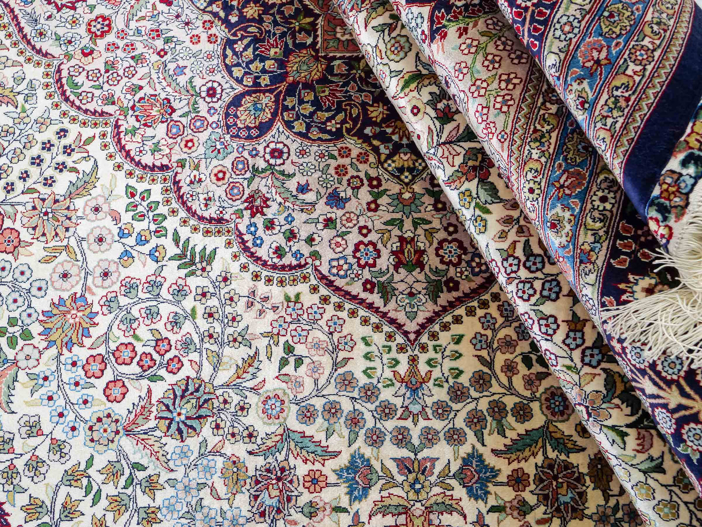 Sehr feiner, handgeknüpfter Khademi Orientteppich mit Hereke Design aus reiner Seide, weiß, blau. 277x184 cm. Vertrieb durch Jupiter Intl.
