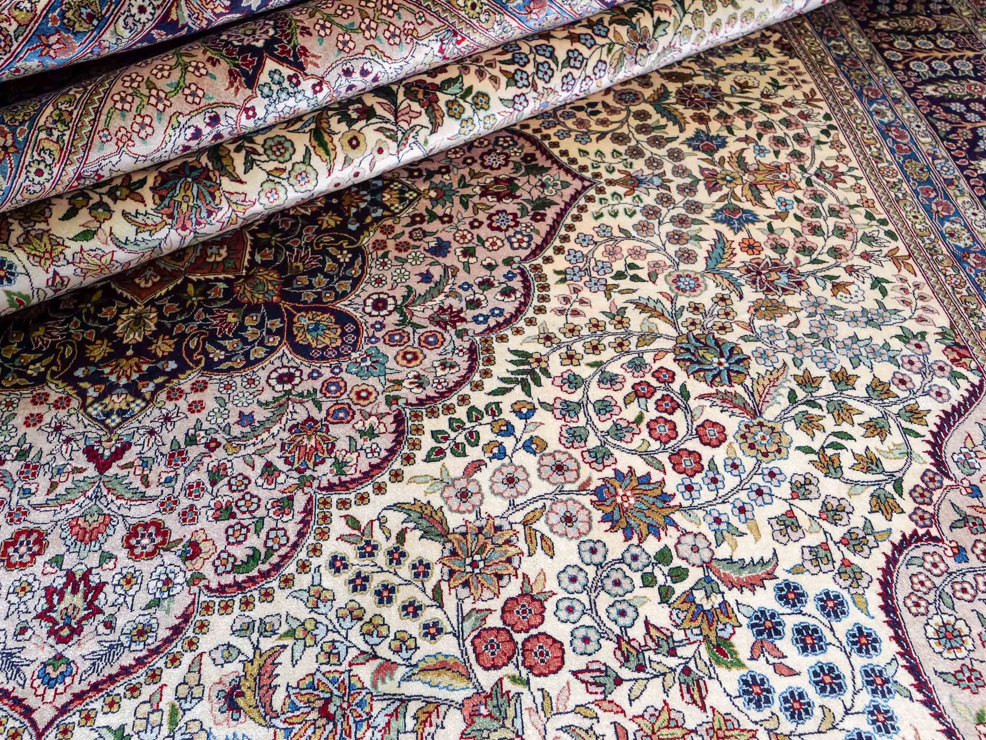 Sehr feiner, handgeknüpfter Khademi Orientteppich mit Hereke Design aus reiner Seide, weiß, blau. 277x184 cm. Vertrieb durch Jupiter Intl.