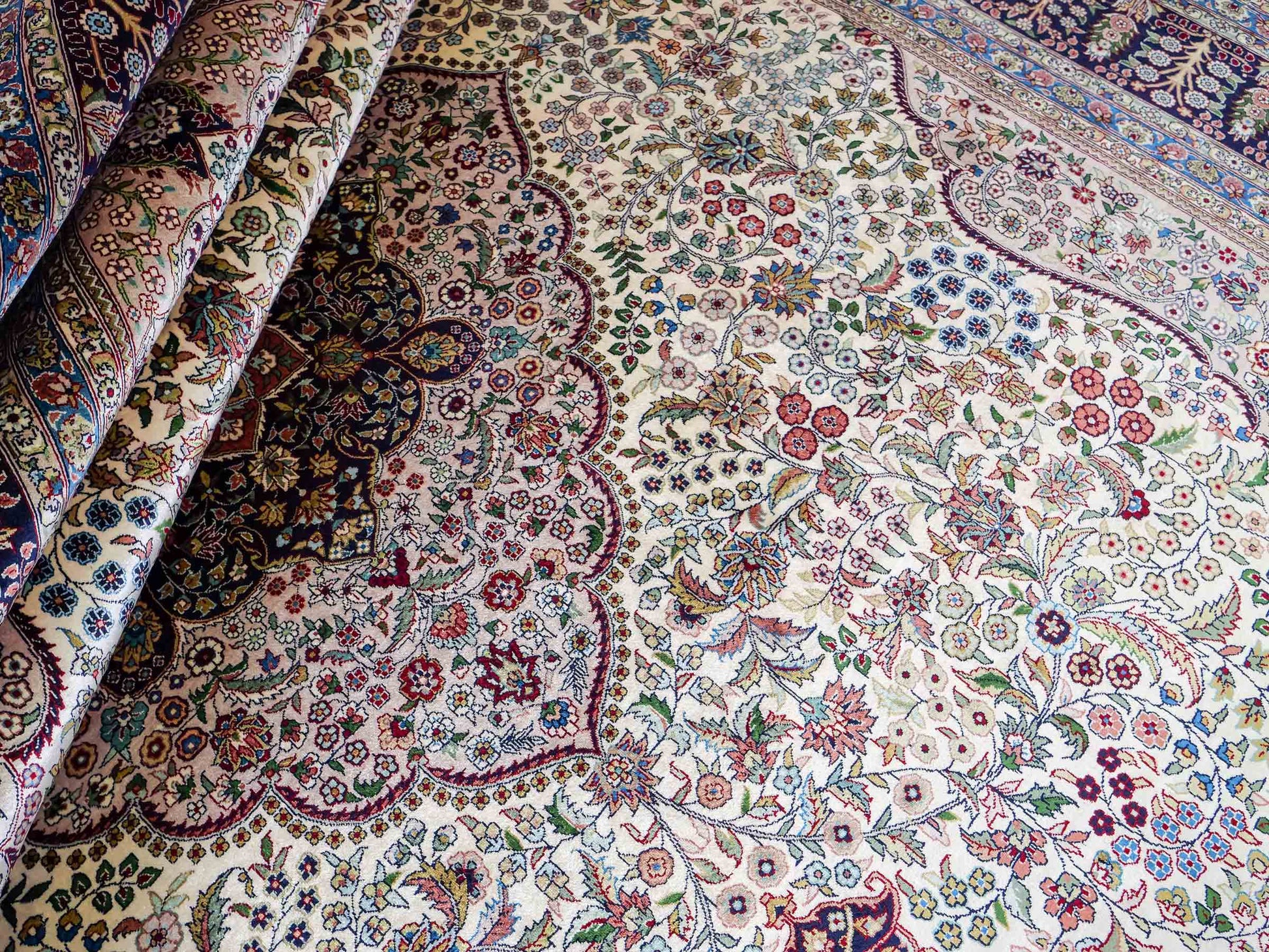 Sehr feiner, handgeknüpfter Khademi Orientteppich mit Hereke Design aus reiner Seide, weiß, blau. 277x184 cm. Vertrieb durch Jupiter Intl.