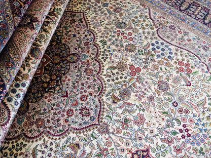 Sehr feiner, handgeknüpfter Khademi Orientteppich mit Hereke Design aus reiner Seide, weiß, blau. 277x184 cm. Vertrieb durch Jupiter Intl.