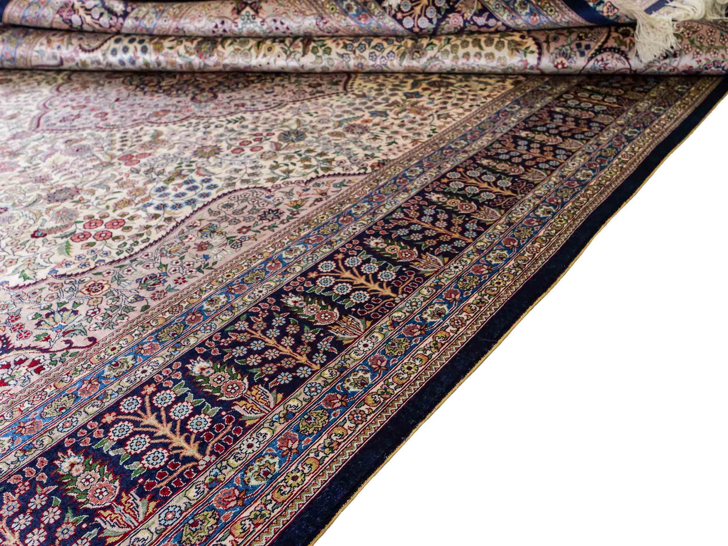 Sehr feiner, handgeknüpfter Khademi Orientteppich mit Hereke Design aus reiner Seide, weiß, blau. 277x184 cm. Vertrieb durch Jupiter Intl.