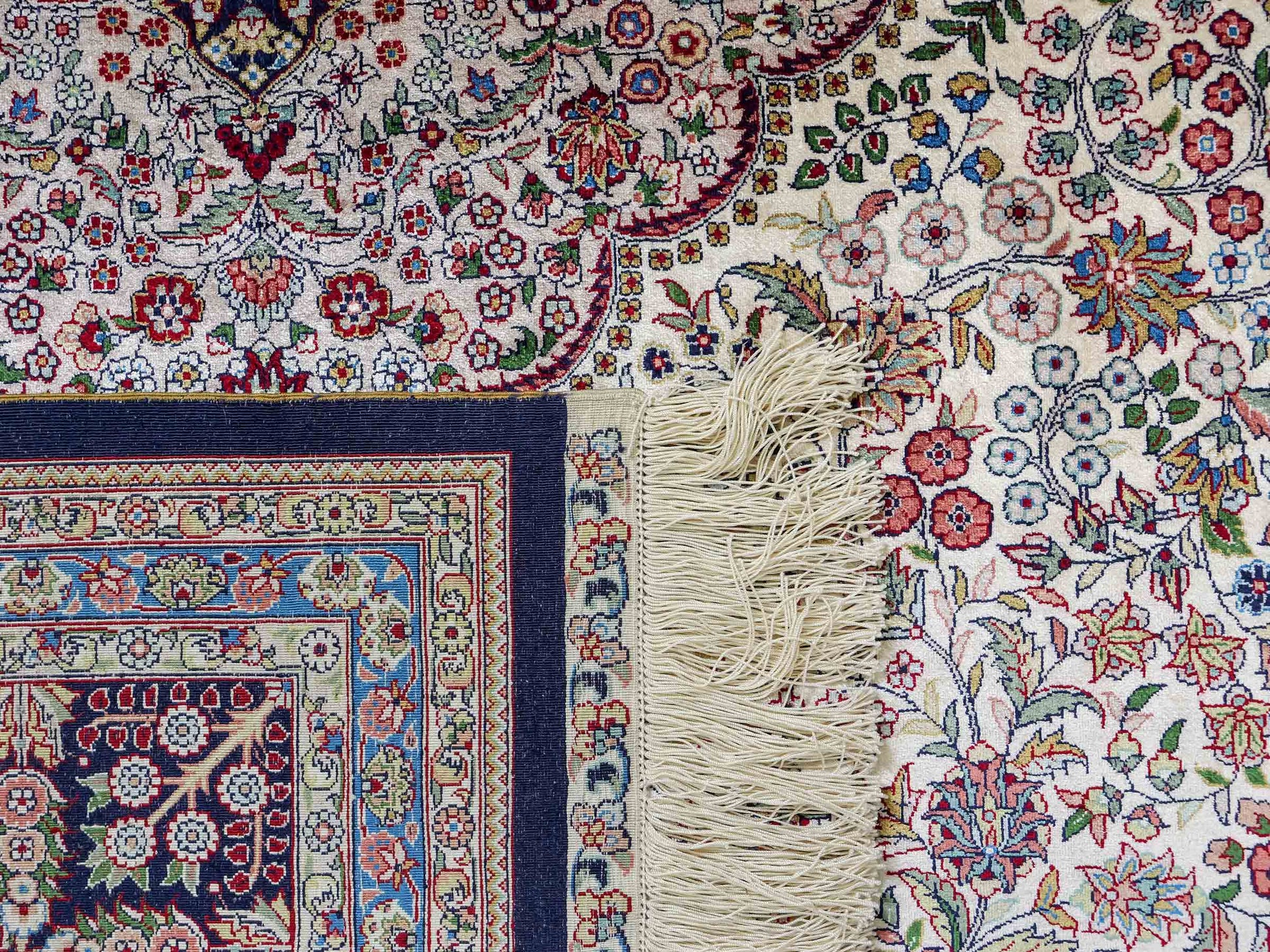 Sehr feiner, handgeknüpfter Khademi Orientteppich mit Hereke Design aus reiner Seide, weiß, blau. 277x184 cm. Vertrieb durch Jupiter Intl.