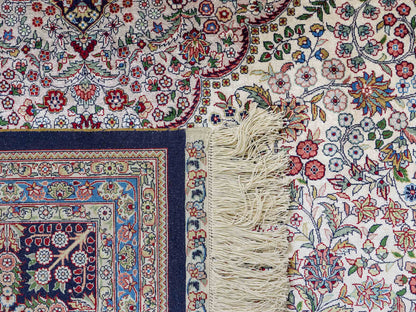 Sehr feiner, handgeknüpfter Khademi Orientteppich mit Hereke Design aus reiner Seide, weiß, blau. 277x184 cm. Vertrieb durch Jupiter Intl.