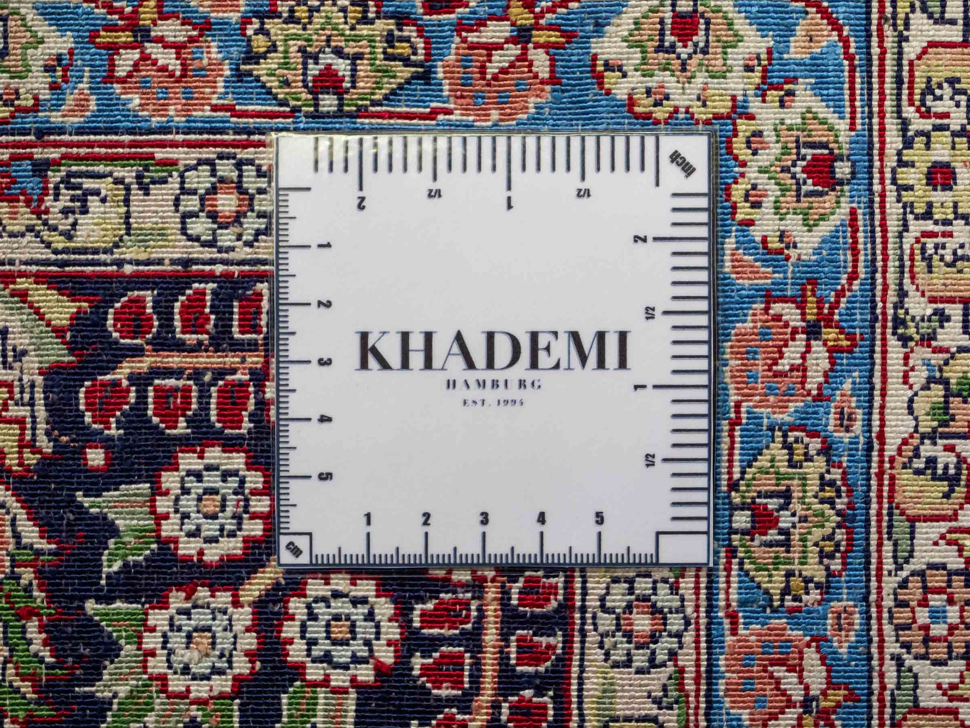 Sehr feiner, handgeknüpfter Khademi Orientteppich mit Hereke Design aus reiner Seide, weiß, blau. 277x184 cm. Vertrieb durch Jupiter Intl.