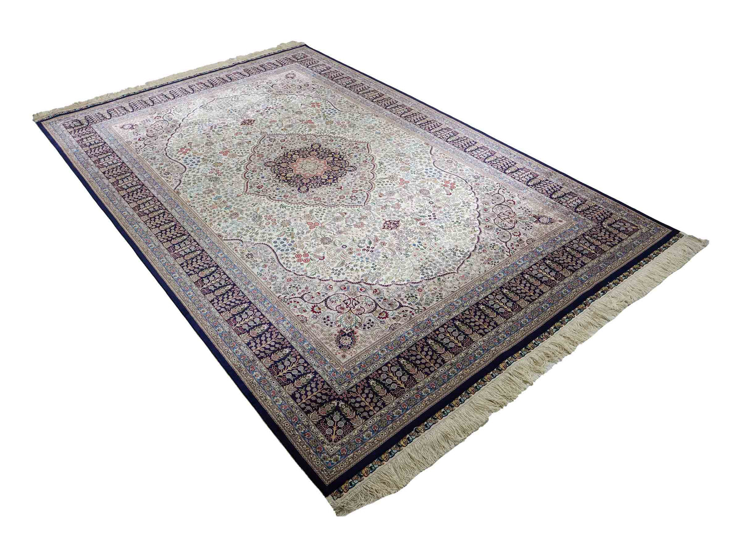 Sehr feiner, handgeknüpfter Khademi Orientteppich mit Hereke Design aus reiner Seide, weiß, blau. 277x184 cm. Vertrieb durch Jupiter Intl.