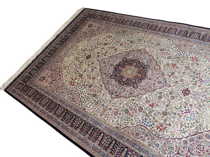 Sehr feiner, handgeknüpfter Khademi Orientteppich mit Hereke Design aus reiner Seide, weiß, blau. 277x184 cm. Vertrieb durch Jupiter Intl.