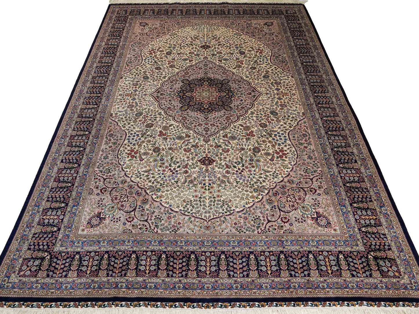 Sehr feiner, handgeknüpfter Khademi Orientteppich mit Hereke Design aus reiner Seide, weiß, blau. 277x184 cm. Vertrieb durch Jupiter Intl.