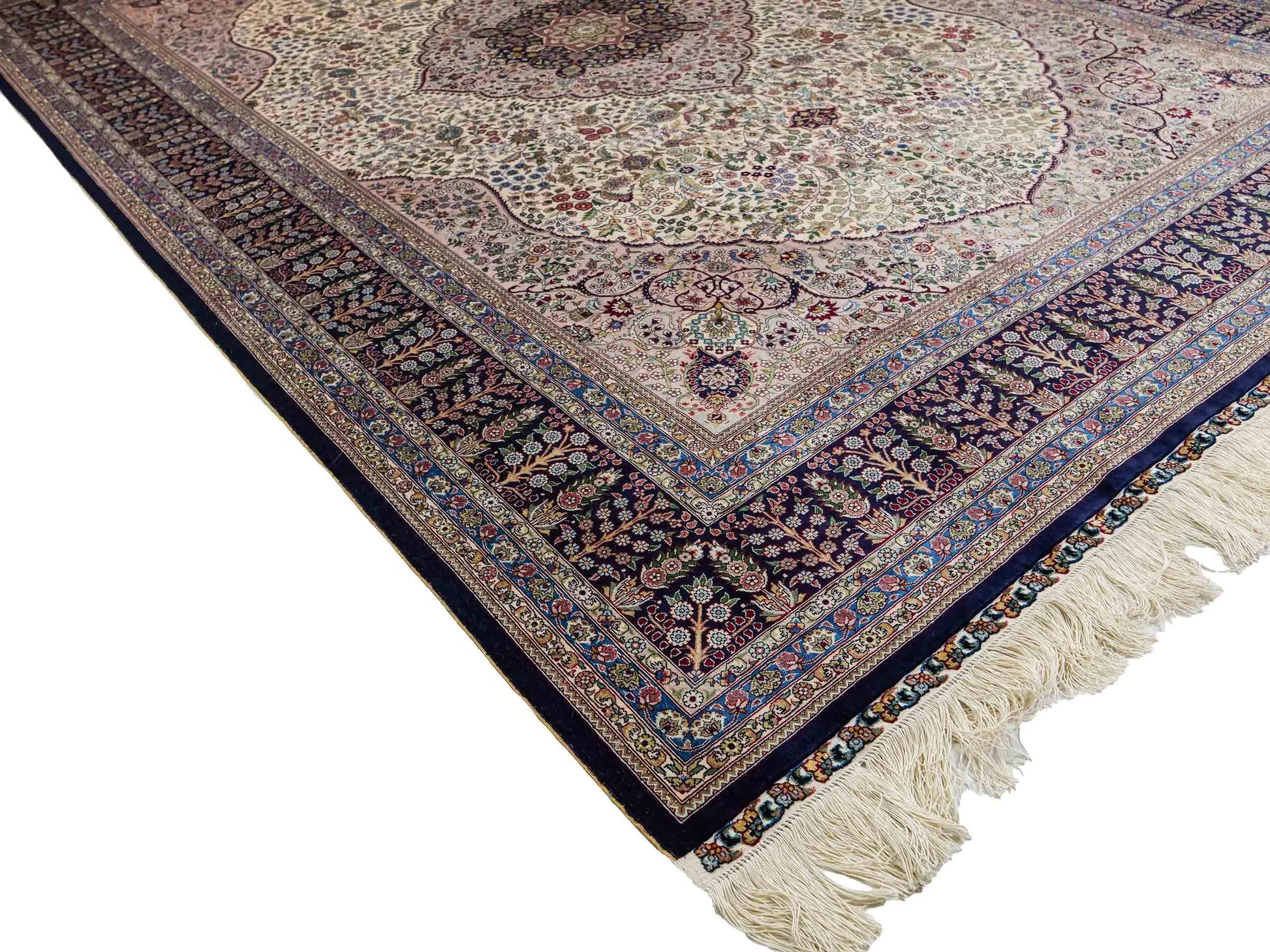 Sehr feiner, handgeknüpfter Khademi Orientteppich mit Hereke Design aus reiner Seide, weiß, blau. 277x184 cm. Vertrieb durch Jupiter Intl.