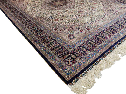 Sehr feiner, handgeknüpfter Khademi Orientteppich mit Hereke Design aus reiner Seide, weiß, blau. 277x184 cm. Vertrieb durch Jupiter Intl.