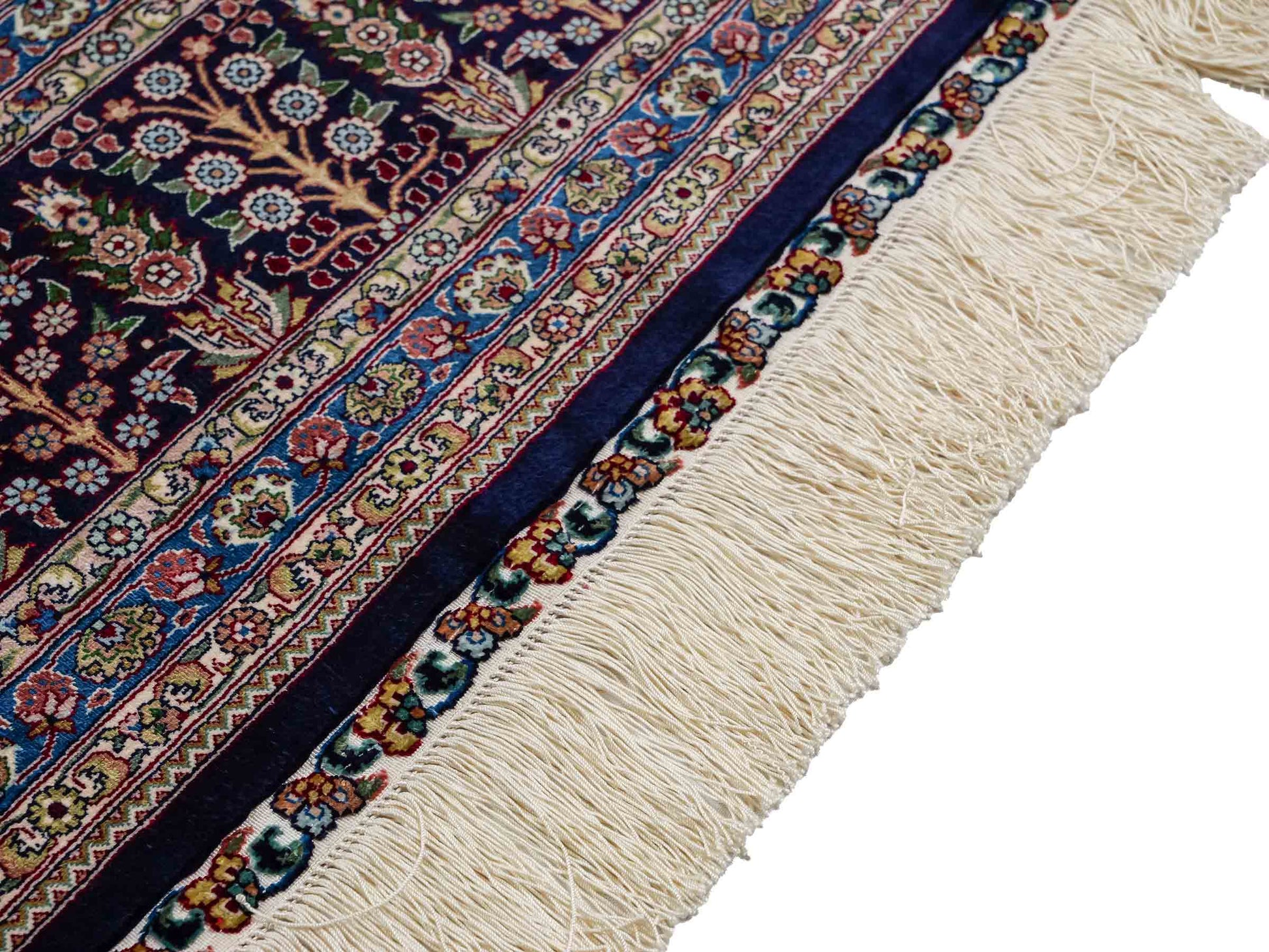 Sehr feiner, handgeknüpfter Khademi Orientteppich mit Hereke Design aus reiner Seide, weiß, blau. 277x184 cm. Vertrieb durch Jupiter Intl.