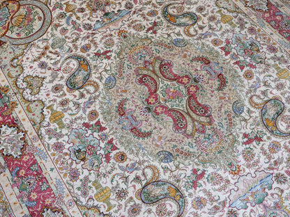 Sehr feiner, handgeknüpfter Khademi Orientteppich mit Hereke Design aus reiner Seide, creme, rosa, weiß. 278x189 cm. Vertrieb durch Jupiter Intl.