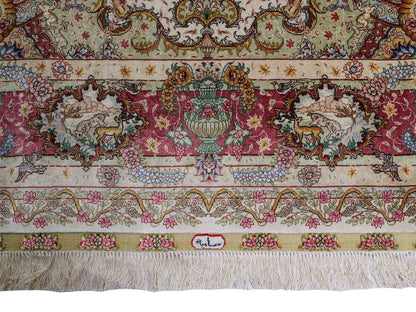 Sehr feiner, handgeknüpfter Khademi Orientteppich mit Hereke Design aus reiner Seide, creme, rosa, weiß. 278x189 cm. Vertrieb durch Jupiter Intl.