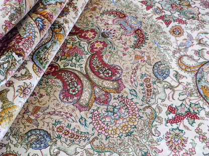 Sehr feiner, handgeknüpfter Khademi Orientteppich mit Hereke Design aus reiner Seide, creme, rosa, weiß. 278x189 cm. Vertrieb durch Jupiter Intl.