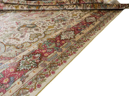 Sehr feiner, handgeknüpfter Khademi Orientteppich mit Hereke Design aus reiner Seide, creme, rosa, weiß. 278x189 cm. Vertrieb durch Jupiter Intl.